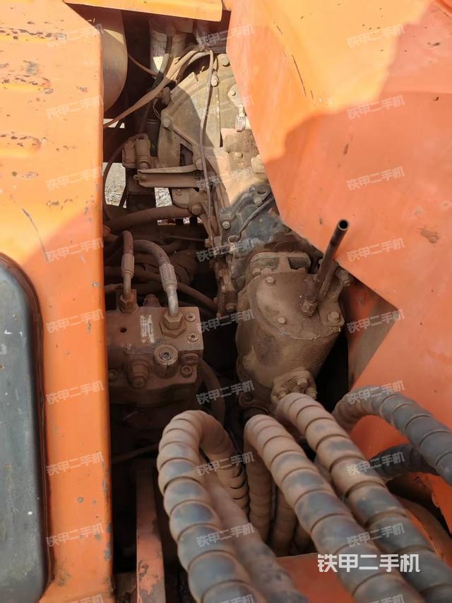 液壓泵艙室正面整體(整機外觀) 液壓泵艙室正面整體(整機外觀)