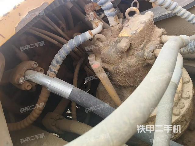 回轉馬達和主控閥(整機外觀) 回轉馬達和主控閥(整機外觀)