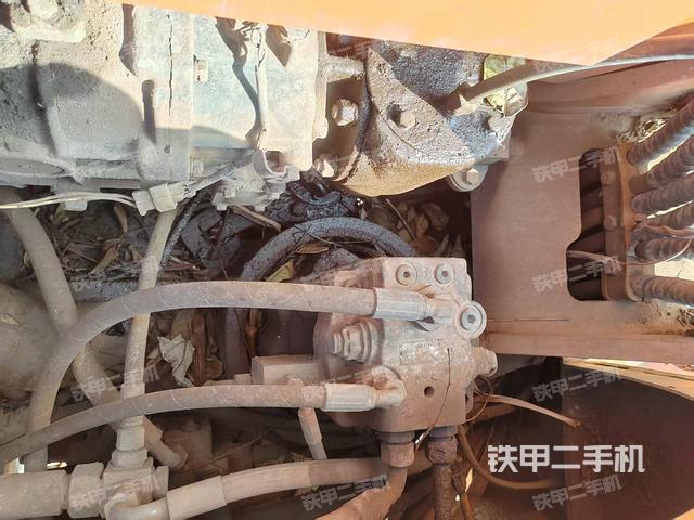 回转马达和主控阀（整机外观）