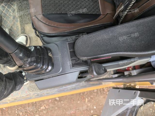 座椅左側(cè)控制臺(tái)/音響/含左手柄（駕駛室部分）