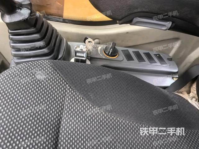 座椅右側(cè)控制臺(tái)/鑰匙門/油門/含右手柄（駕駛室部分）