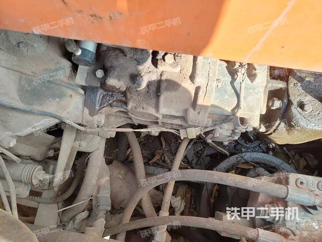 液压泵舱室正面整体（整机外观）