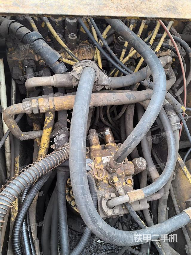 回转马达和主控阀（整机外观）