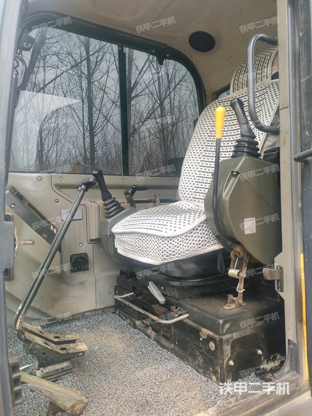 駕駛室頂部（整機外觀）