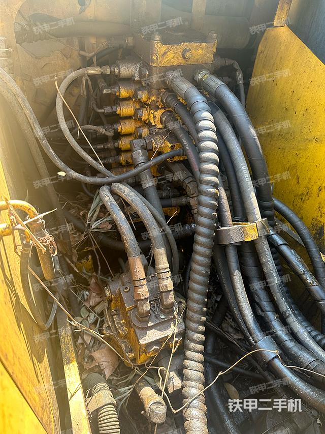 回转马达和主控阀（整机外观）