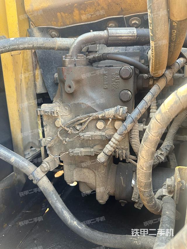 液压泵舱室正面整体（整机外观）