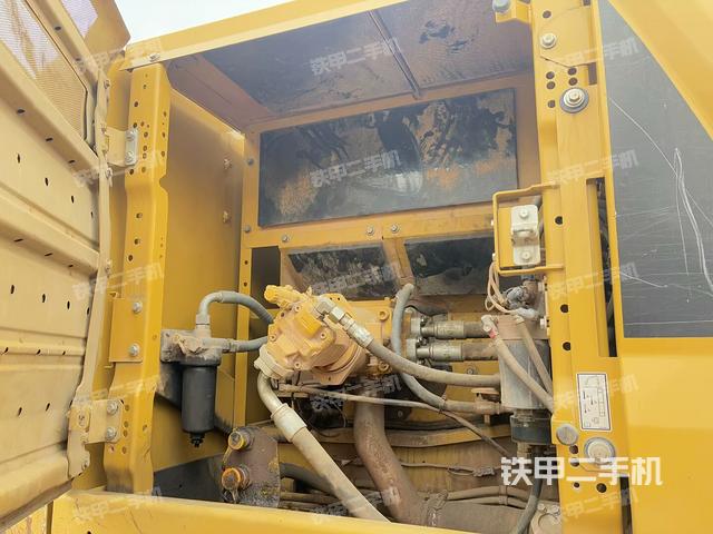 液壓泵艙室正面整體(整機(jī)外觀) 液壓泵艙室正面整體(整機(jī)外觀)
