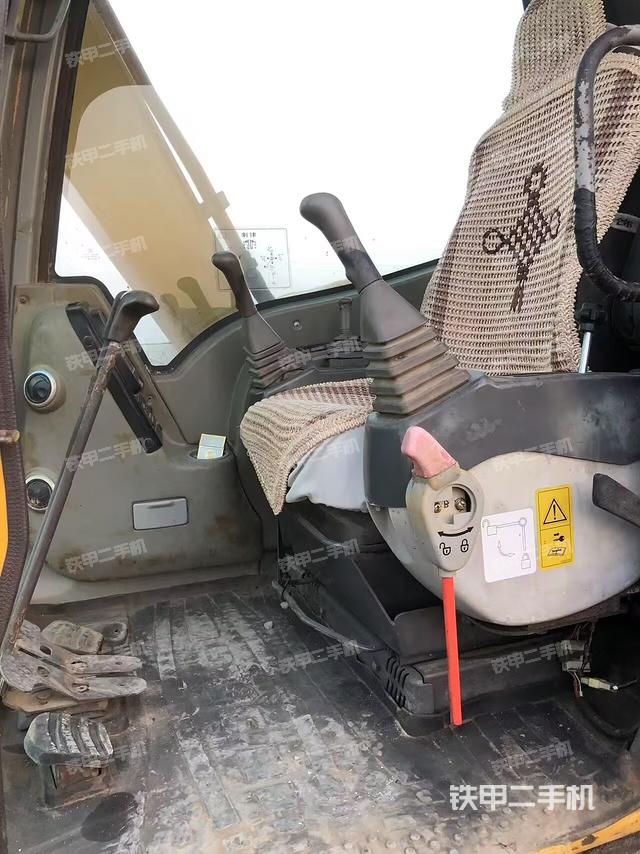 駕駛室整體（整機外觀）