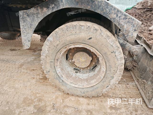 左驅(qū)動輪（行走機構(gòu)）