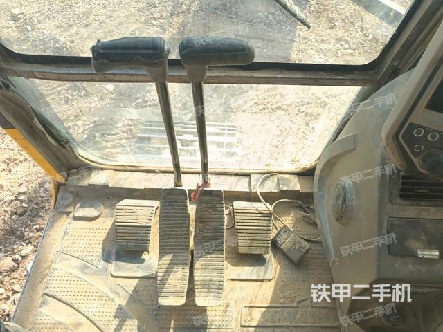 行走控制手柄和踏板?俯拍(駕駛室部分) 行走控制手柄和踏板?俯拍(駕駛室部分)