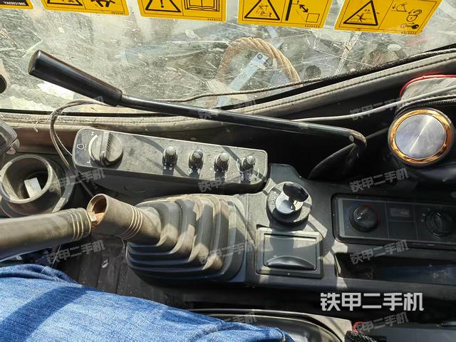 駕駛室頂部(整機外觀) 駕駛室頂部(整機外觀)