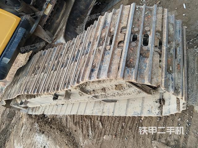 單側(cè)履帶整體(整機(jī)外觀) 單側(cè)履帶整體(整機(jī)外觀)