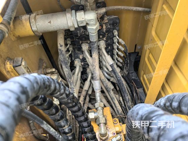 回轉(zhuǎn)馬達(dá)和主控閥（整機(jī)外觀）