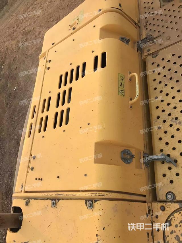駕駛室頂部(整機(jī)外觀) 駕駛室頂部(整機(jī)外觀)