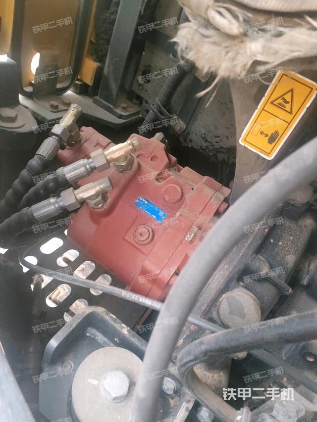 液壓泵艙室正面整體（整機外觀）