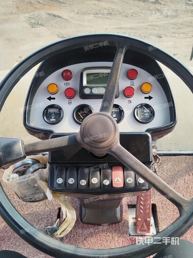 驾驶室操作台（设备外观及核心部件）