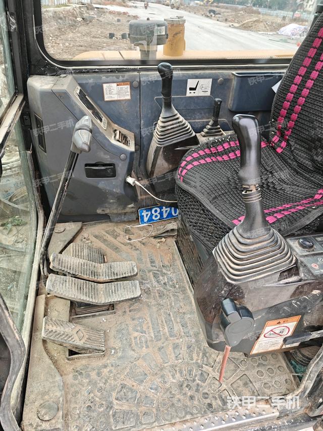 行走控制手柄和踏板?俯拍（駕駛室部分）