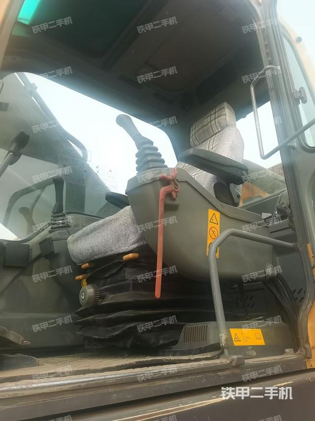 駕駛室整體(整機(jī)外觀) 駕駛室整體(整機(jī)外觀)