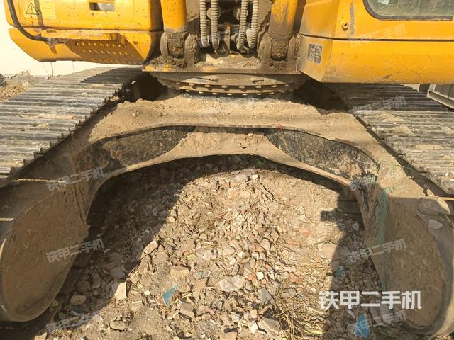 轉(zhuǎn)盤(pán)和下車架正前(工作和回轉(zhuǎn)裝置) 轉(zhuǎn)盤(pán)和下車架正前(工作和回轉(zhuǎn)裝置)