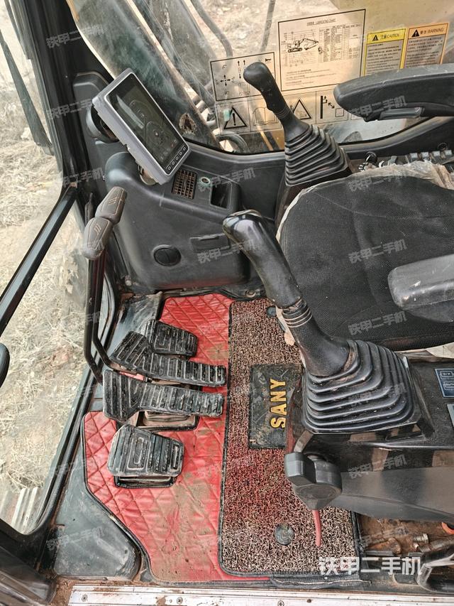 后窗玻璃角標（駕駛室部分）