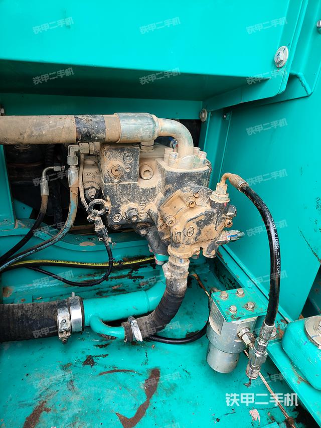 液压泵舱室正面整体(整机外观) 液压泵舱室正面整体(整机外观)
