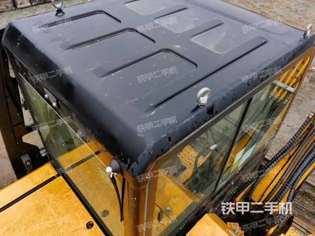 駕駛室頂部(整機(jī)外觀) 駕駛室頂部(整機(jī)外觀)