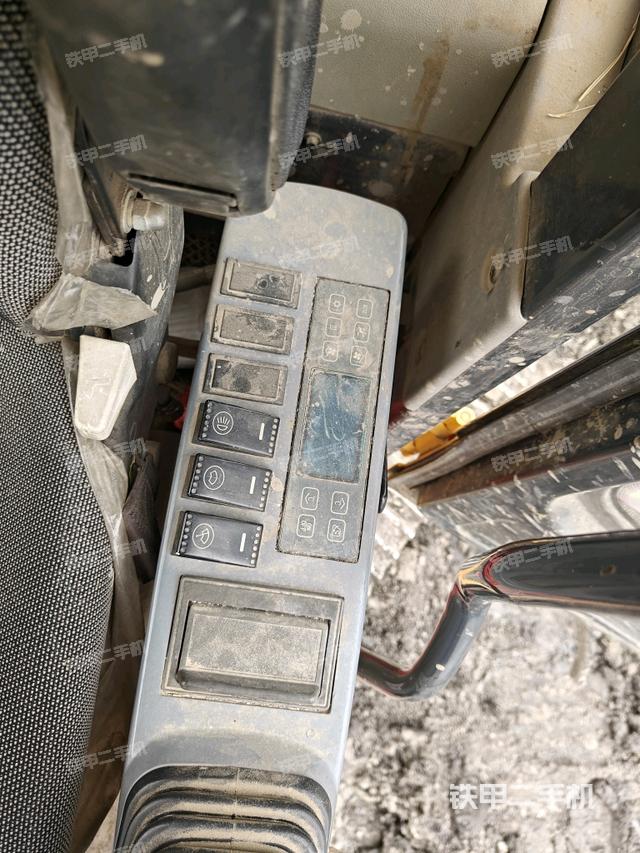 駕駛室整體(整機(jī)外觀) 駕駛室整體(整機(jī)外觀)