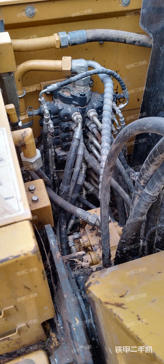 回转马达和主控阀（整机外观）