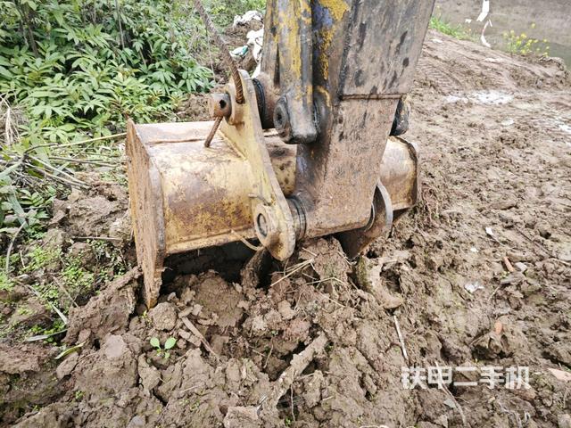 鏟斗右后整體(工作和回轉(zhuǎn)裝置) 鏟斗右后整體(工作和回轉(zhuǎn)裝置)