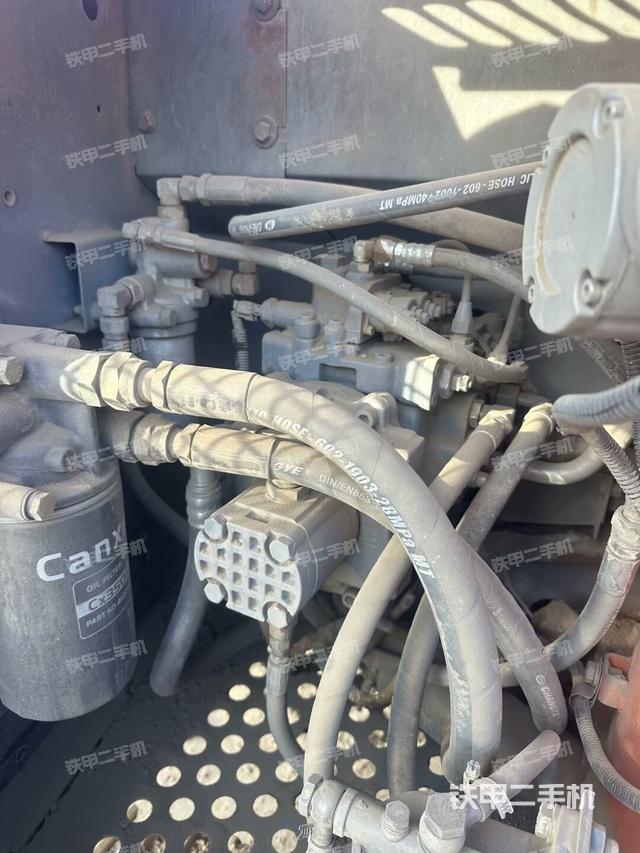 液壓泵艙室正面整體（整機(jī)外觀）