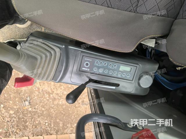 座椅左側(cè)控制臺(tái)/音響/含左手柄(駕駛室部分) 座椅左側(cè)控制臺(tái)/音響/含左手柄(駕駛室部分)
