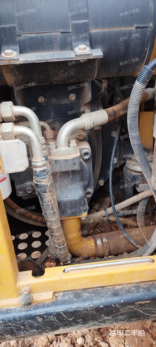 液压泵舱室正面整体（整机外观）