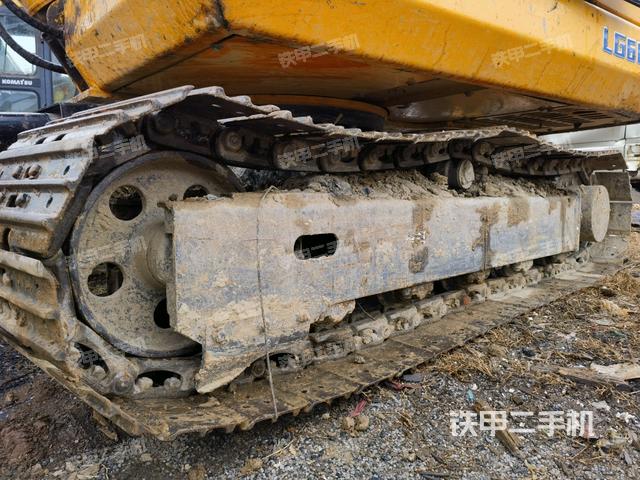 單側(cè)履帶整體(整機(jī)外觀) 單側(cè)履帶整體(整機(jī)外觀)