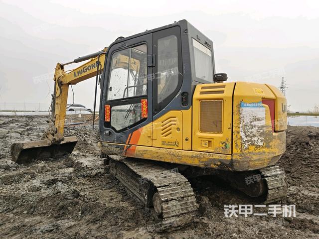 單側(cè)履帶整體(整機(jī)外觀) 單側(cè)履帶整體(整機(jī)外觀)