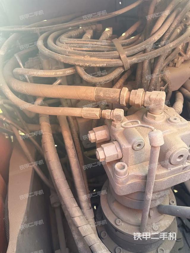 回轉(zhuǎn)馬達(dá)和主控閥（整機(jī)外觀）