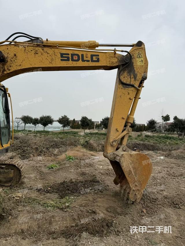 大臂油缸整體?豎拍（工作和回轉(zhuǎn)裝置）