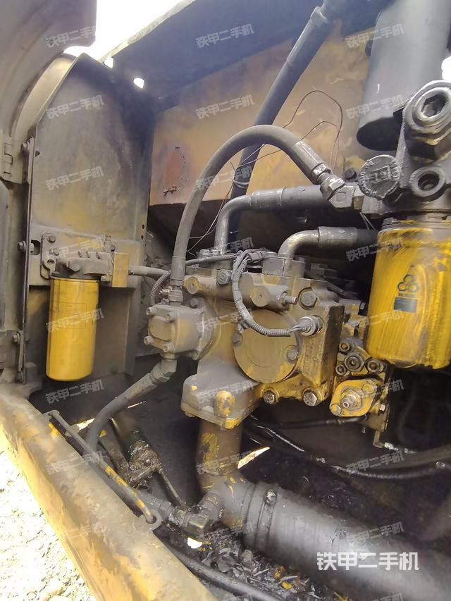 液压泵舱室正面整体（整机外观）