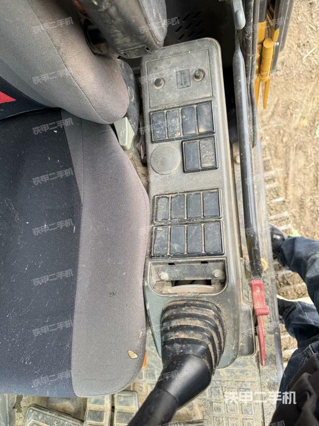 座椅右側(cè)控制臺(tái)/鑰匙門/油門/含右手柄（駕駛室部分）