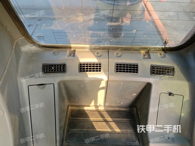 行走控制手柄和踏板?俯拍(駕駛室部分) 行走控制手柄和踏板?俯拍(駕駛室部分)