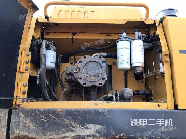 液壓泵艙室正面整體(整機(jī)外觀) 液壓泵艙室正面整體(整機(jī)外觀)
