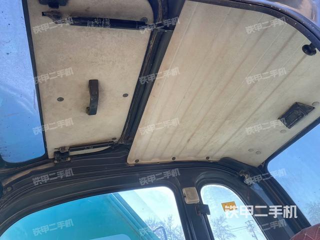 駕駛室頂部(整機(jī)外觀) 駕駛室頂部(整機(jī)外觀)