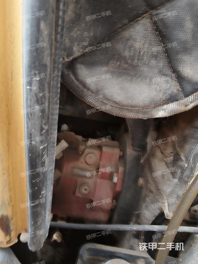 液压泵舱室正面整体（整机外观）