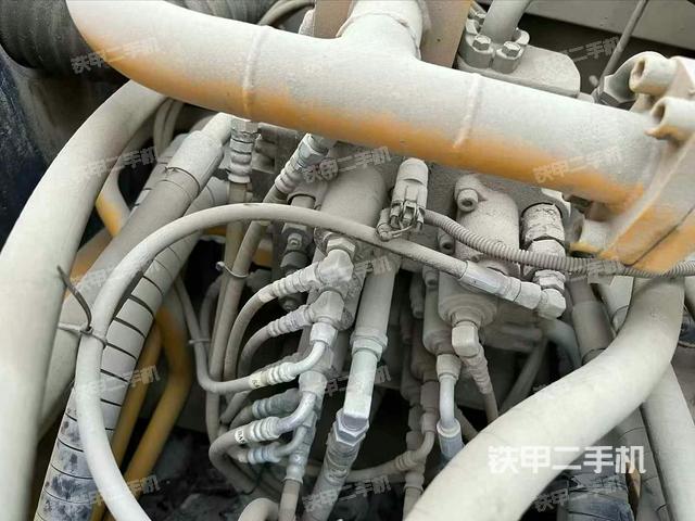 回轉(zhuǎn)馬達(dá)和主控閥（整機(jī)外觀）