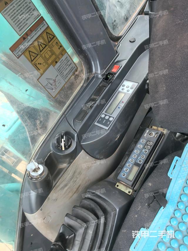 座椅右側(cè)控制臺(tái)/鑰匙門(mén)/油門(mén)/含右手柄（駕駛室部分）