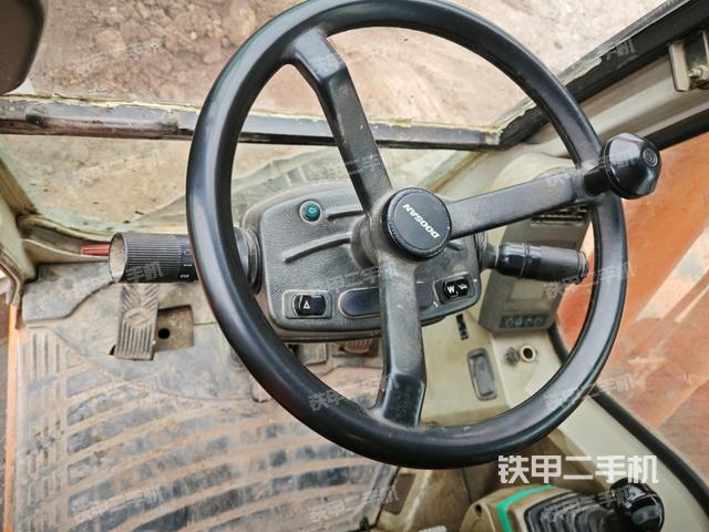 行走控制手柄和踏板?俯拍（駕駛室部分）