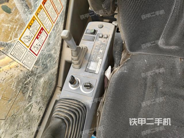 駕駛室頂部(整機(jī)外觀) 駕駛室頂部(整機(jī)外觀)