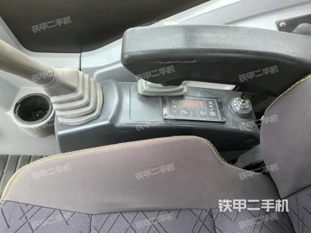 座椅右側(cè)控制臺(tái)/鑰匙門/油門/含右手柄(駕駛室部分) 座椅右側(cè)控制臺(tái)/鑰匙門/油門/含右手柄(駕駛室部分)