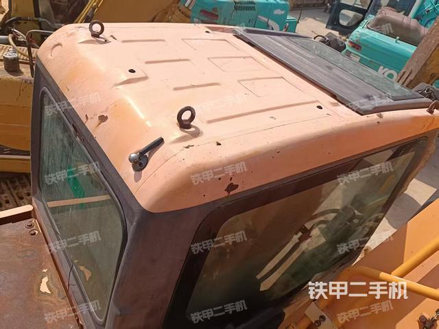 駕駛室頂部(整機(jī)外觀(guān)) 駕駛室頂部(整機(jī)外觀(guān))
