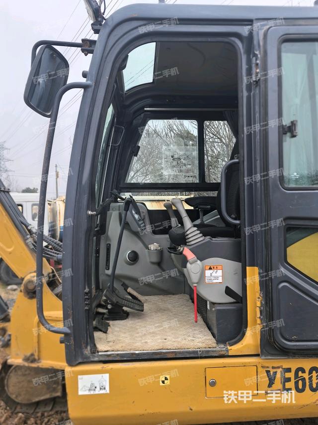 ?駕駛室正側(cè)（駕駛室部分）