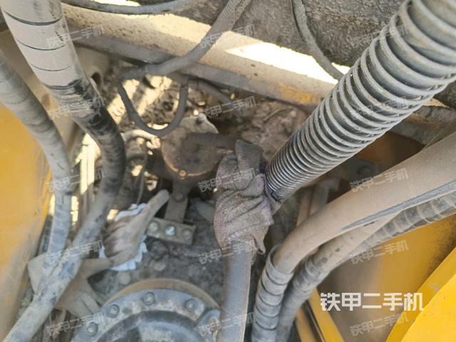 中央回轉(zhuǎn)接頭特寫(xiě)(上車部件) 中央回轉(zhuǎn)接頭特寫(xiě)(上車部件)